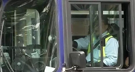 美国版乘客打司机 拔刀掏枪吐口水 媒体曝光西雅图公车数起暴力事件 其他乘客也受威胁！（视频/组图） - 2