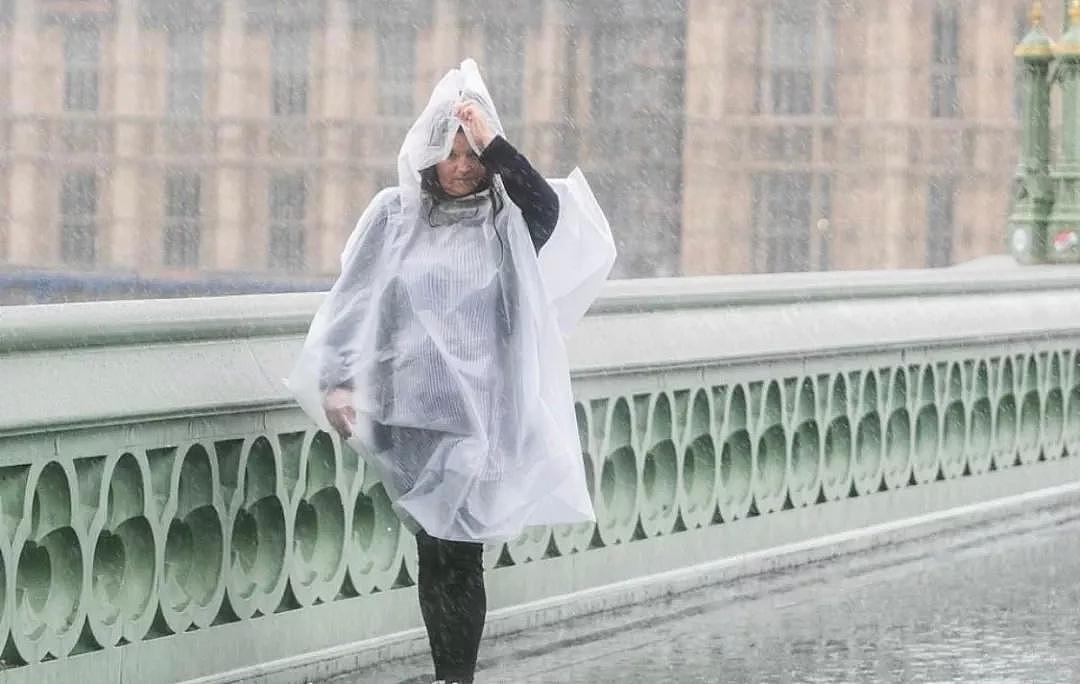 暴雨瘫痪伦敦，地铁、国会被淹，数千人被困至午夜！极端天气将持续数日（组图） - 8