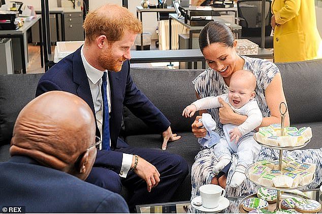 英国哈里王子夫妇带娃出访非洲 王室宝宝首次公开亮相（组图） - 2