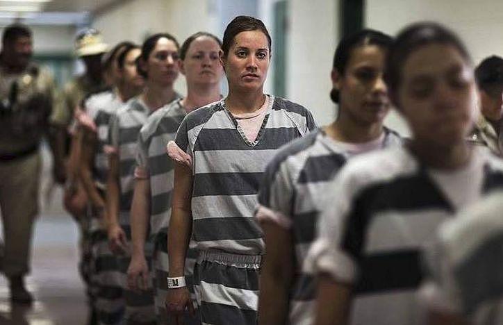 洛杉矶女子监狱6女囚被强奸！又是男警官干的，先让女囚KJ再带她们去洗澡然后强奸...（组图） - 2