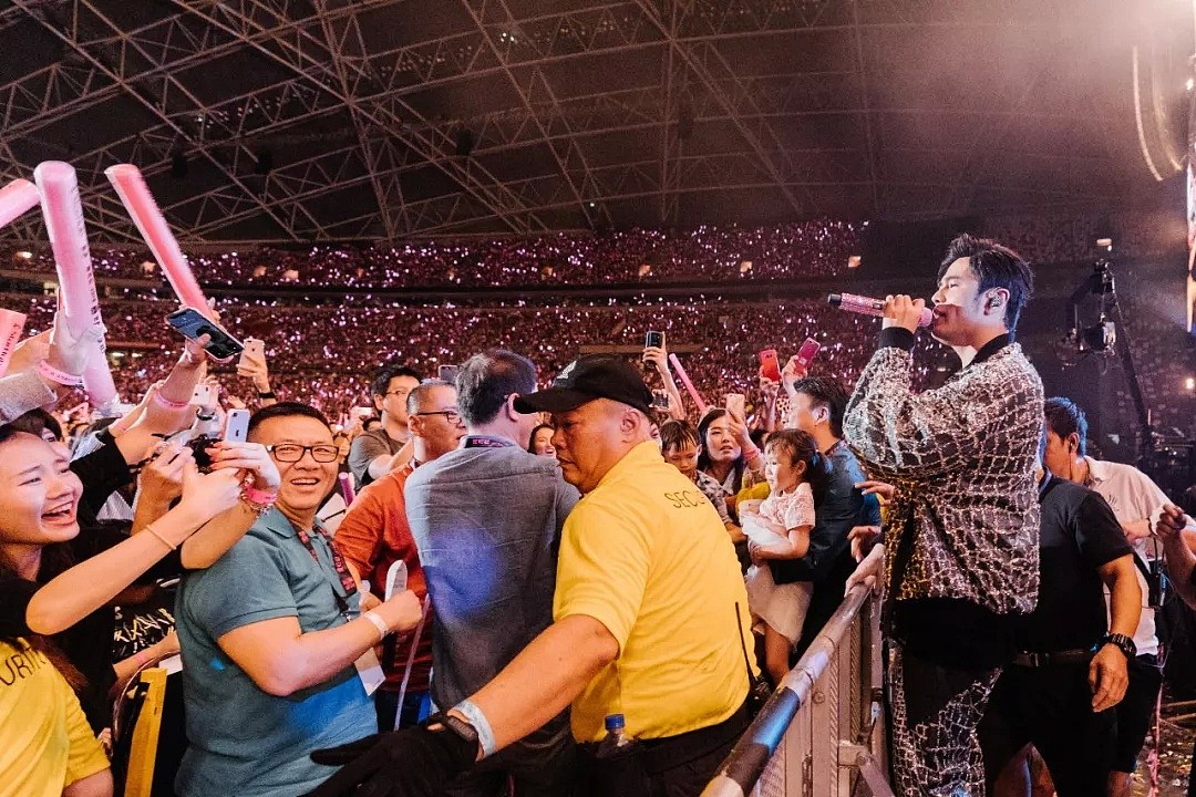 突发！周杰伦澳洲演唱会临时加票！粉丝抢票抢破头，杰伦却在巴黎玩滑板？！ - 16