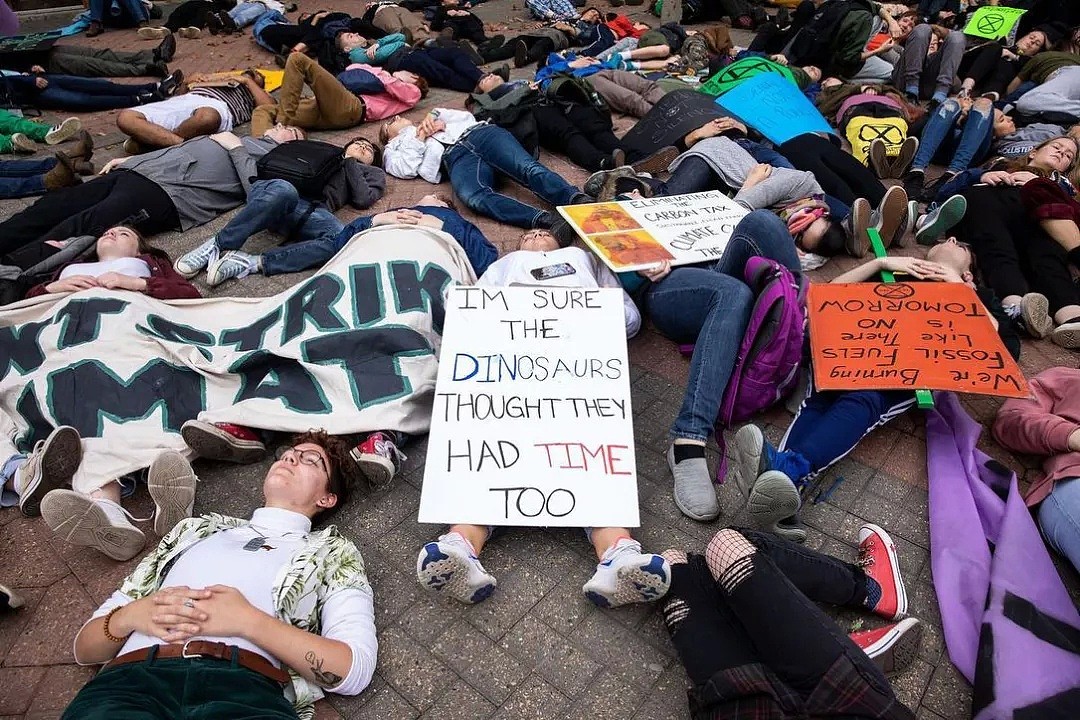 从澳洲开始的“全球气候罢课”行动共150个国家超过400万学生参加！商家停业，满地“躺尸”...（组图） - 17