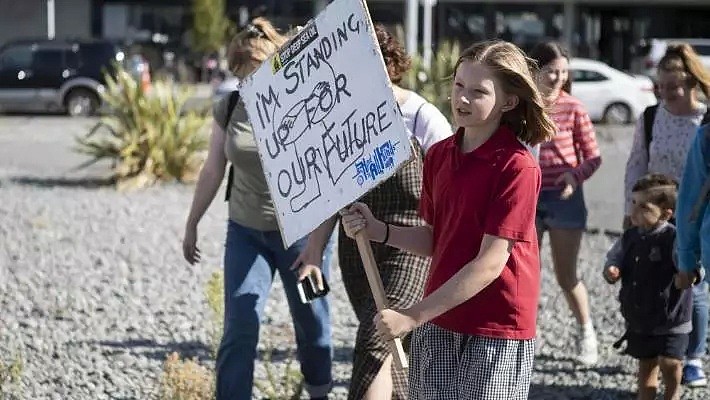 罢工罢课，交通瘫痪！今天新西兰17万人冲上街头，这场席卷全球的运动，背后是16岁自闭症女孩（组图） - 7