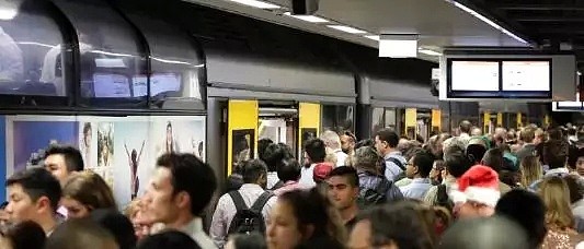 惊呆！悉尼火车早高峰有人当众做这事！网友喷“中国来的”！火车内幕被曝光，竟脏到没眼看！（视频/组图） - 10