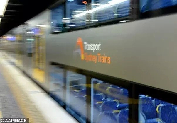 惊呆！悉尼火车早高峰有人当众做这事！网友喷“中国来的”！火车内幕被曝光，竟脏到没眼看！（视频/组图） - 33