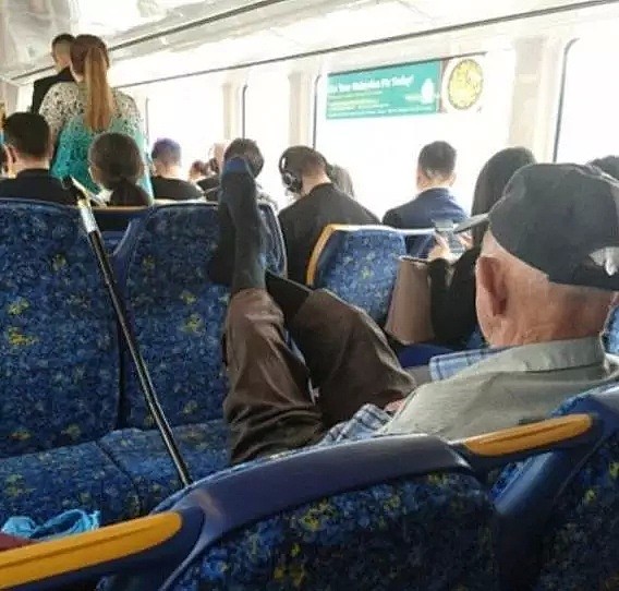 惊呆！悉尼火车早高峰有人当众做这事！网友喷“中国来的”！火车内幕被曝光，竟脏到没眼看！（视频/组图） - 47