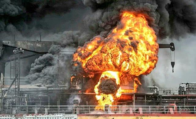 一艘油轮在韩国港口爆炸，引燃附近油轮造成10人受伤