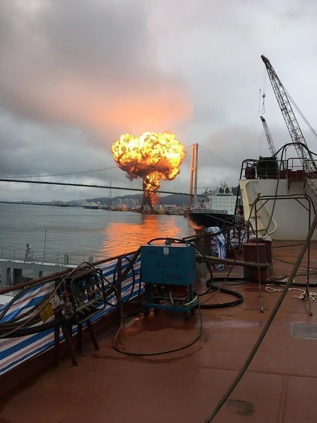 一艘油轮在韩国港口爆炸，引燃附近油轮造成10人受伤
