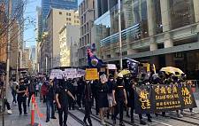 澳洲港人7城集会！示威者举美国国旗大喊“光复香港” 陆生当街表示不满（视频/组图）