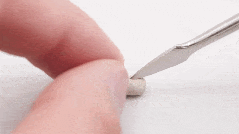 日本小哥用攒了一年的「指甲」给女友做了个钻戒？网友：妈呀变态