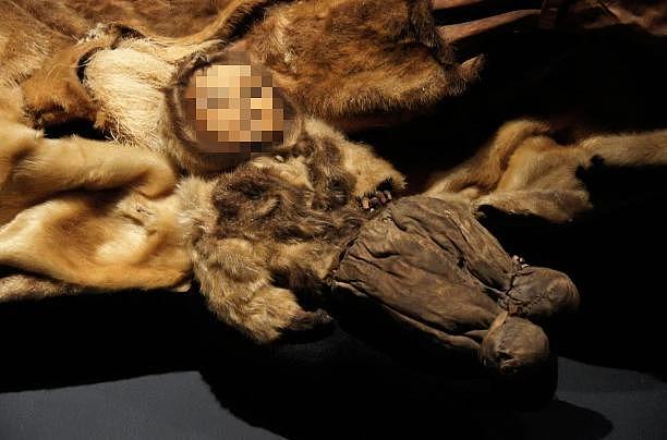 爱斯基摩母亲去世孩子跟着陪葬，婴儿惨遭活埋500年后依然完好