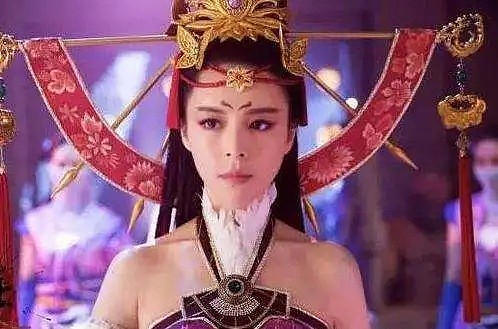 太婊了！后台比范冰冰都硬，连环插足大导演，差点被封杀...（组图） - 17