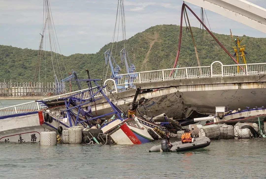 台湾宜兰大桥垮塌，至少6人失踪，10人受伤（组图） - 5