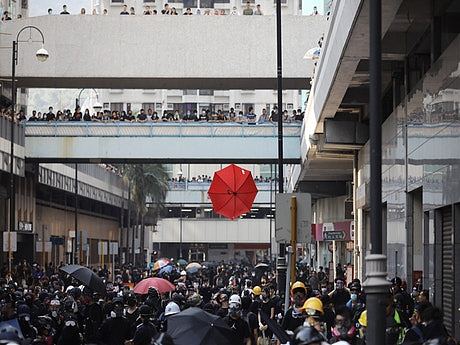 香港“10·1”示威暴力再升级 激进示威者打砸政府合署（组图） - 3