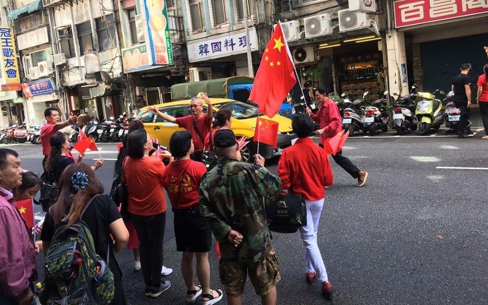 台北街头飘起五星红旗 挂起“我爱您中国”（组图） - 2