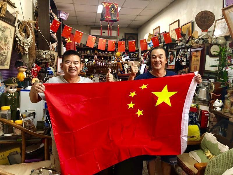 台北街头飘起五星红旗 挂起“我爱您中国”（组图） - 3