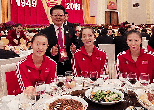 中国女排出席国宴！郎平丁霞受欢迎，球迷：素菜没动，荤菜都没了