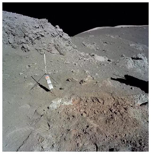 第八个月球日，玉兔车有新发现？月球背面惊现神秘物质