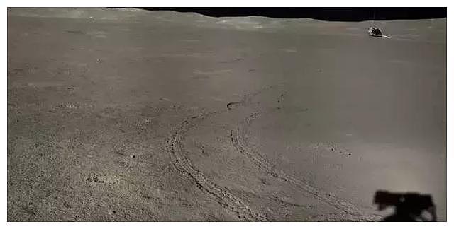 第八个月球日，玉兔车有新发现？月球背面惊现神秘物质