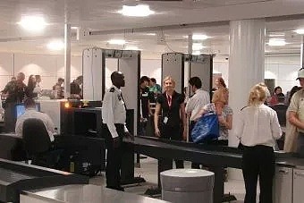 小心！女子在澳洲机场过安检，随身包包转眼就没了！机场这些“黑幕”要小心… - 3
