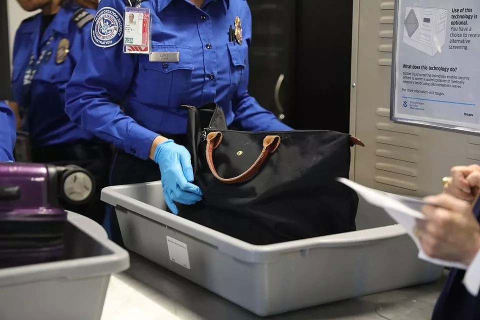 小心！女子在澳洲机场过安检，随身包包转眼就没了！机场这些“黑幕”要小心… - 6
