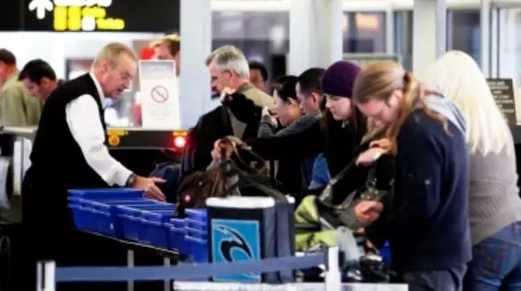 小心！女子在澳洲机场过安检，随身包包转眼就没了！机场这些“黑幕”要小心… - 11