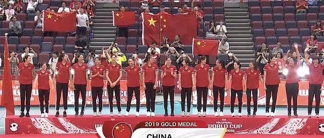 争议！中国女排在日本夺冠，日本球迷都走了，朱婷领奖一幕惹众怒