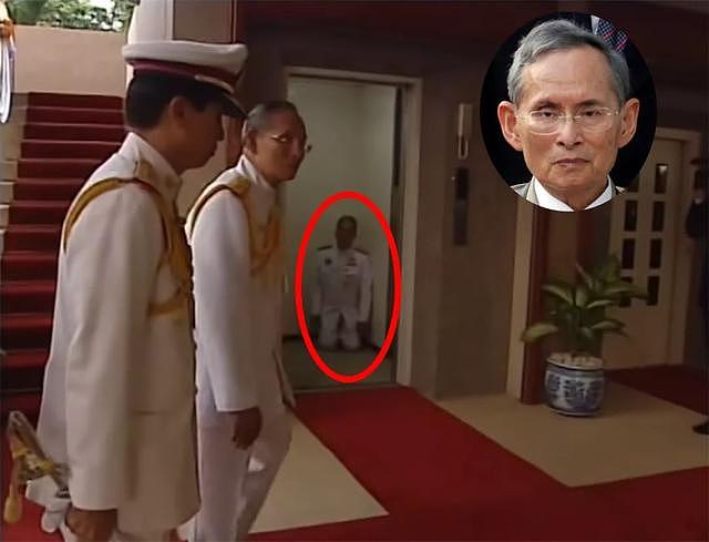在狭小的电梯里，三名军官在向泰国国王下跪，其余人全部爬楼梯