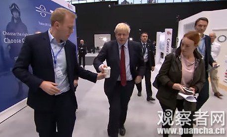 英国首相约翰逊刚到手的饮料被助手没收：不许用一次性杯子