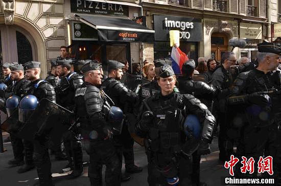 法国警察不堪工作压力展开“愤怒游行”（图） - 2