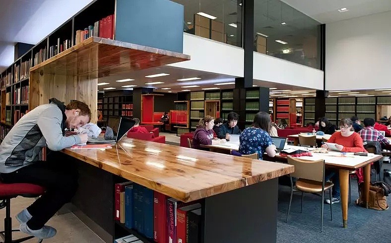 震惊！有人遇刺带血求救，澳大学图书馆被封！嫌犯逃向另一所大学，中国学生当心（组图） - 1