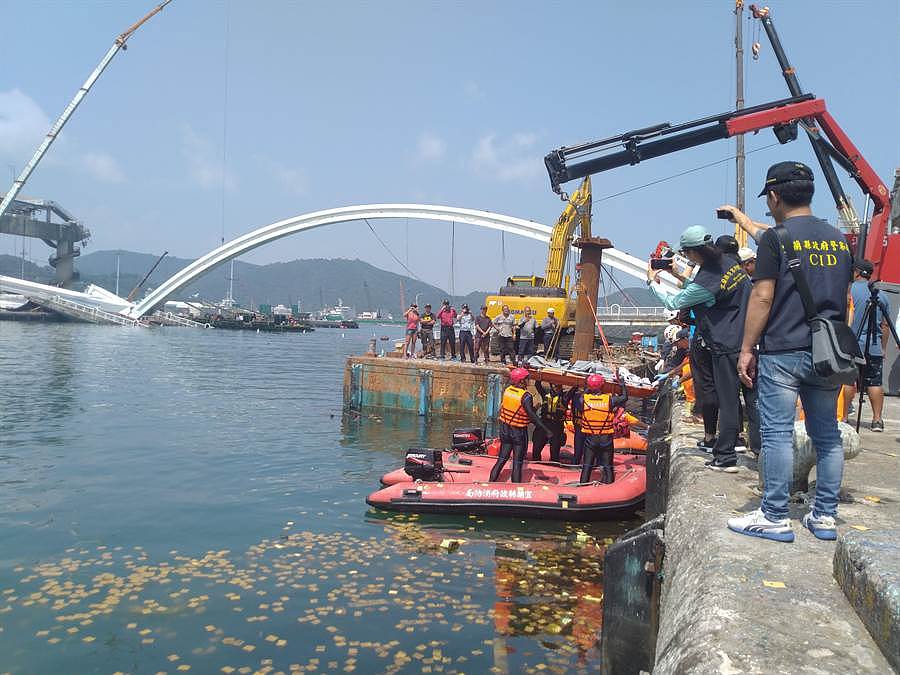 台救援人员在堤防消波块附近，发现最后一位渔工遗体。（图源：台湾“中时电子报”）