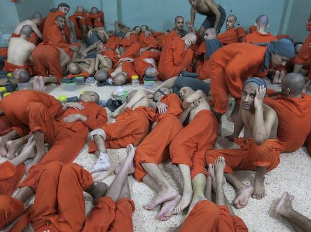 美媒公布叙利亚监狱照片，数百名英国IS囚犯像沙丁鱼挤在一起