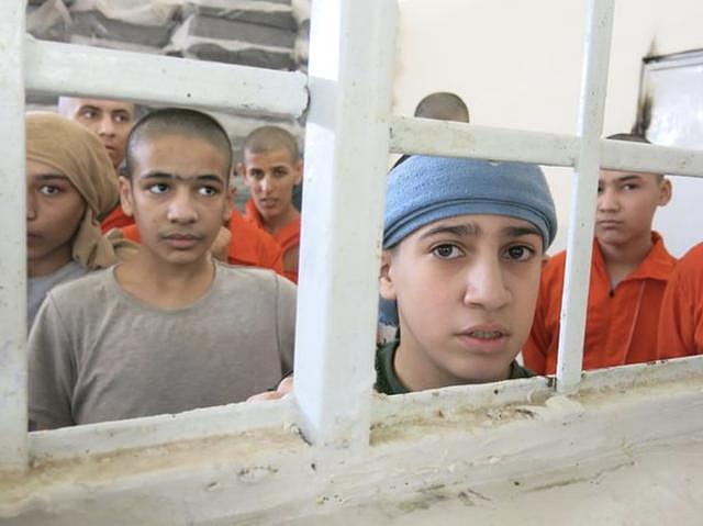 美媒公布叙利亚监狱照片，数百名英国IS囚犯像沙丁鱼挤在一起