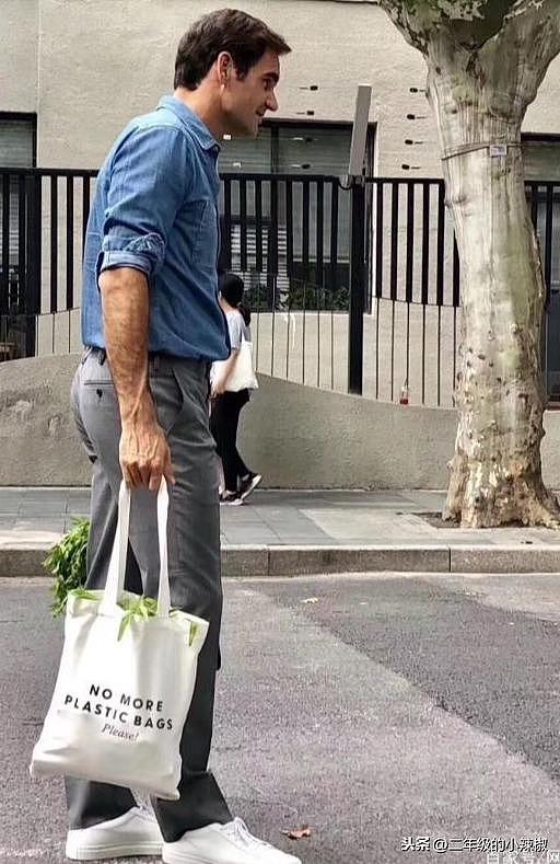 费德勒在上海买菜！拒绝使用塑料袋，环保意识高值得学习
