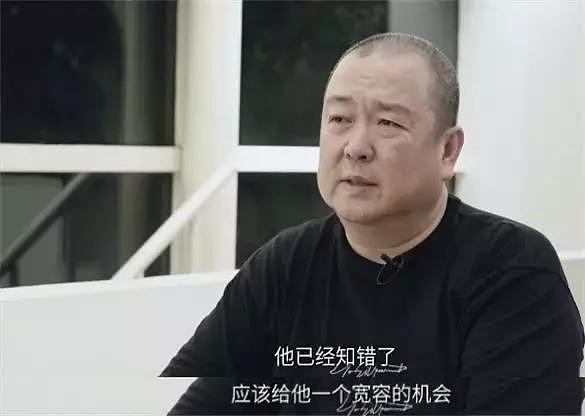 黄海波靠父亲养老金生活？网友曝其在美国有豪宅，疑似为复出卖惨