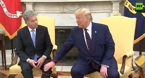 尴尬透了！特朗普当记者的面拍芬兰总统膝盖结果被“嫌弃”（组图） - 1