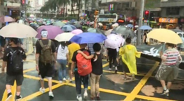 ▲▼民众不畏风雨加入「反蒙面法」游行。 （图／翻摄自香港电台视像新闻）