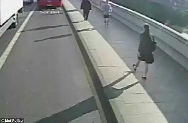 注意！澳华女在火车站被陌生男子持刀袭击！遇到这些人，千万要远离！（组图） - 34