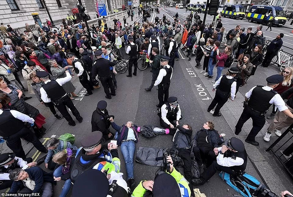 极端环保团体到伦敦占街，交通大瘫痪，政府大楼被喷假血...（组图） - 15