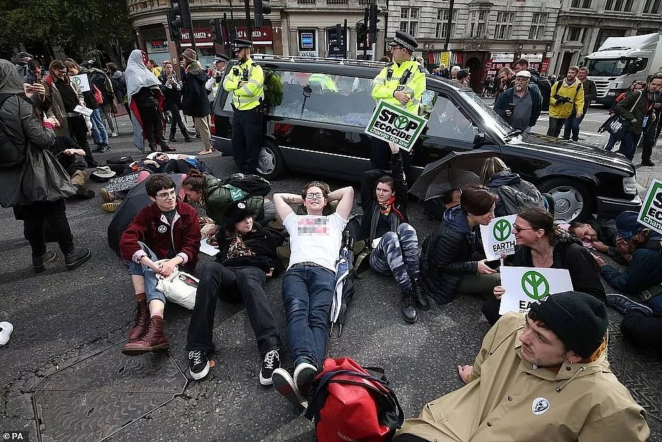 极端环保团体到伦敦占街，交通大瘫痪，政府大楼被喷假血...（组图） - 20