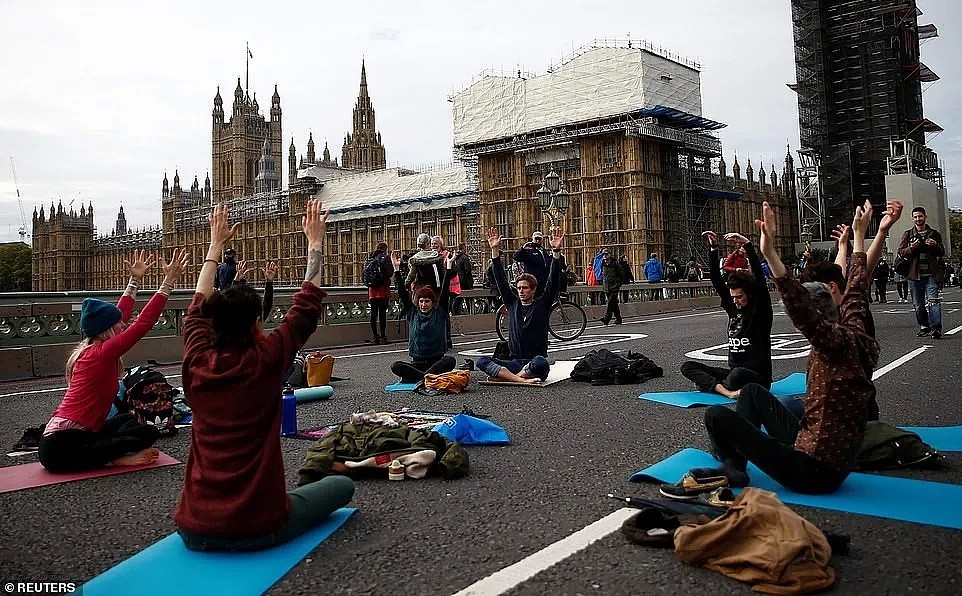 极端环保团体到伦敦占街，交通大瘫痪，政府大楼被喷假血...（组图） - 27