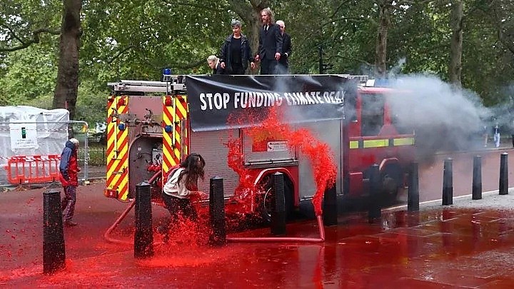 极端环保团体到伦敦占街，交通大瘫痪，政府大楼被喷假血...（组图） - 45