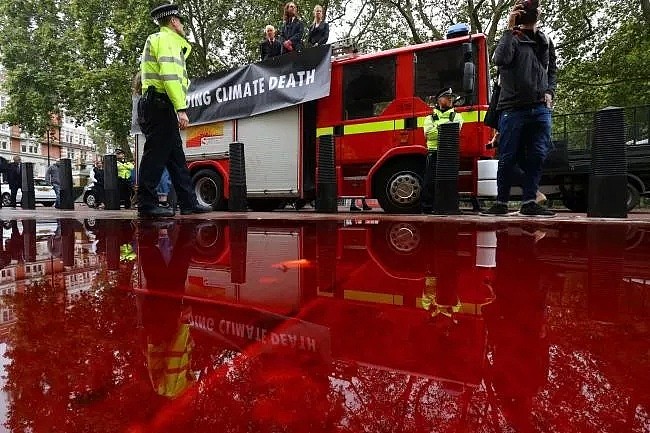 极端环保团体到伦敦占街，交通大瘫痪，政府大楼被喷假血...（组图） - 46