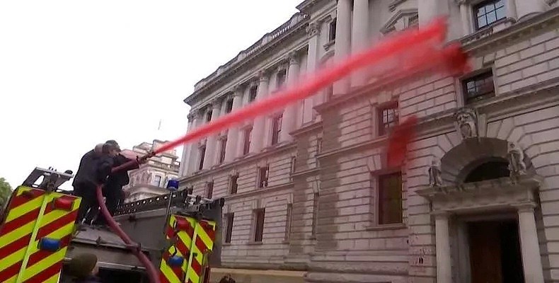 极端环保团体到伦敦占街，交通大瘫痪，政府大楼被喷假血...（组图） - 47