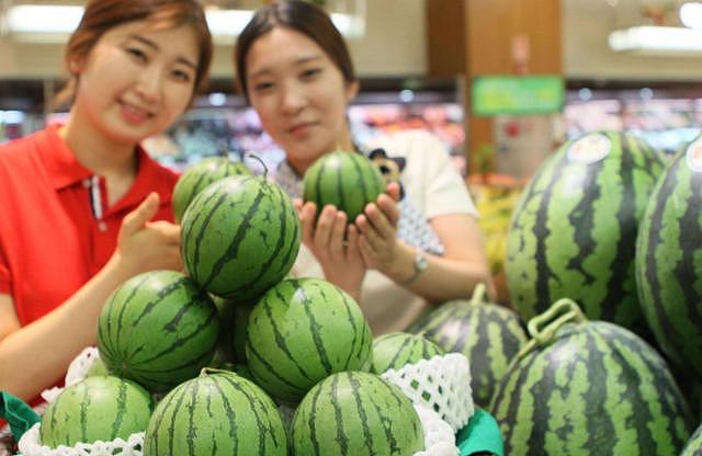 韩国大妈来中国炫富，只是逛个超市就被吓到！网友：脸疼么？