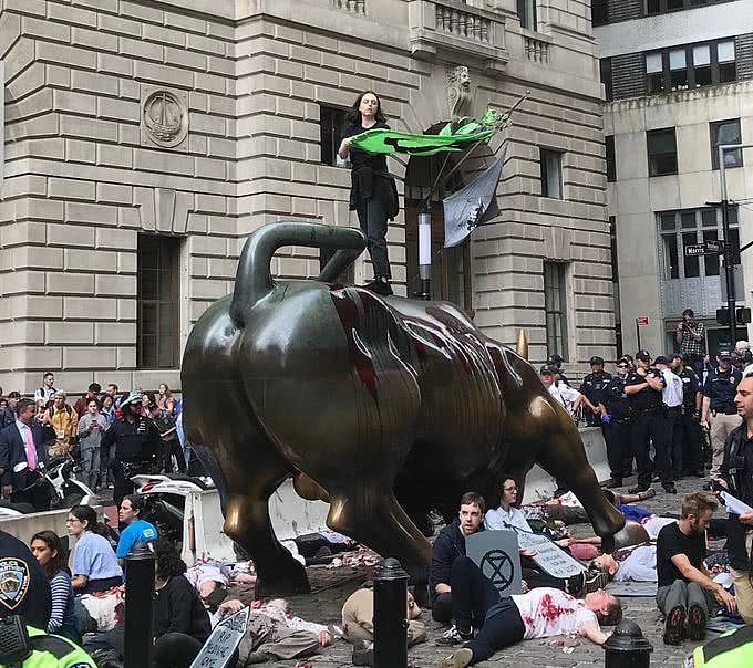 美国华尔街铜牛再“遭难”：被环保抗议者泼假血（组图） - 2