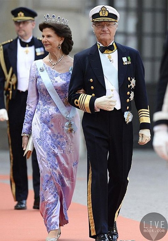 瑞典国王卡尔十六世·古斯塔夫和西尔维娅王后出席菲利普王子的婚礼庆典.jpg,0