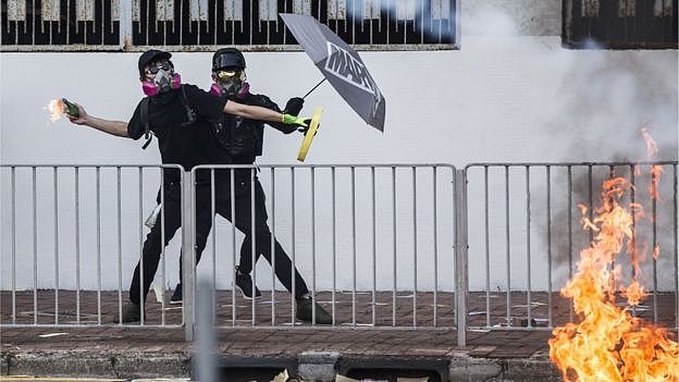 香港示威者投掷汽油弹。