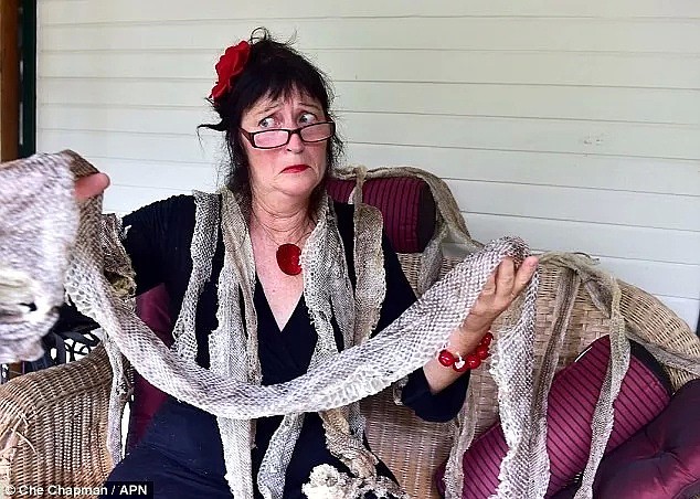 头皮发麻！昆州男子出门散步发现8米长蛇皮，在澳洲生活太难了（图片预警） - 14